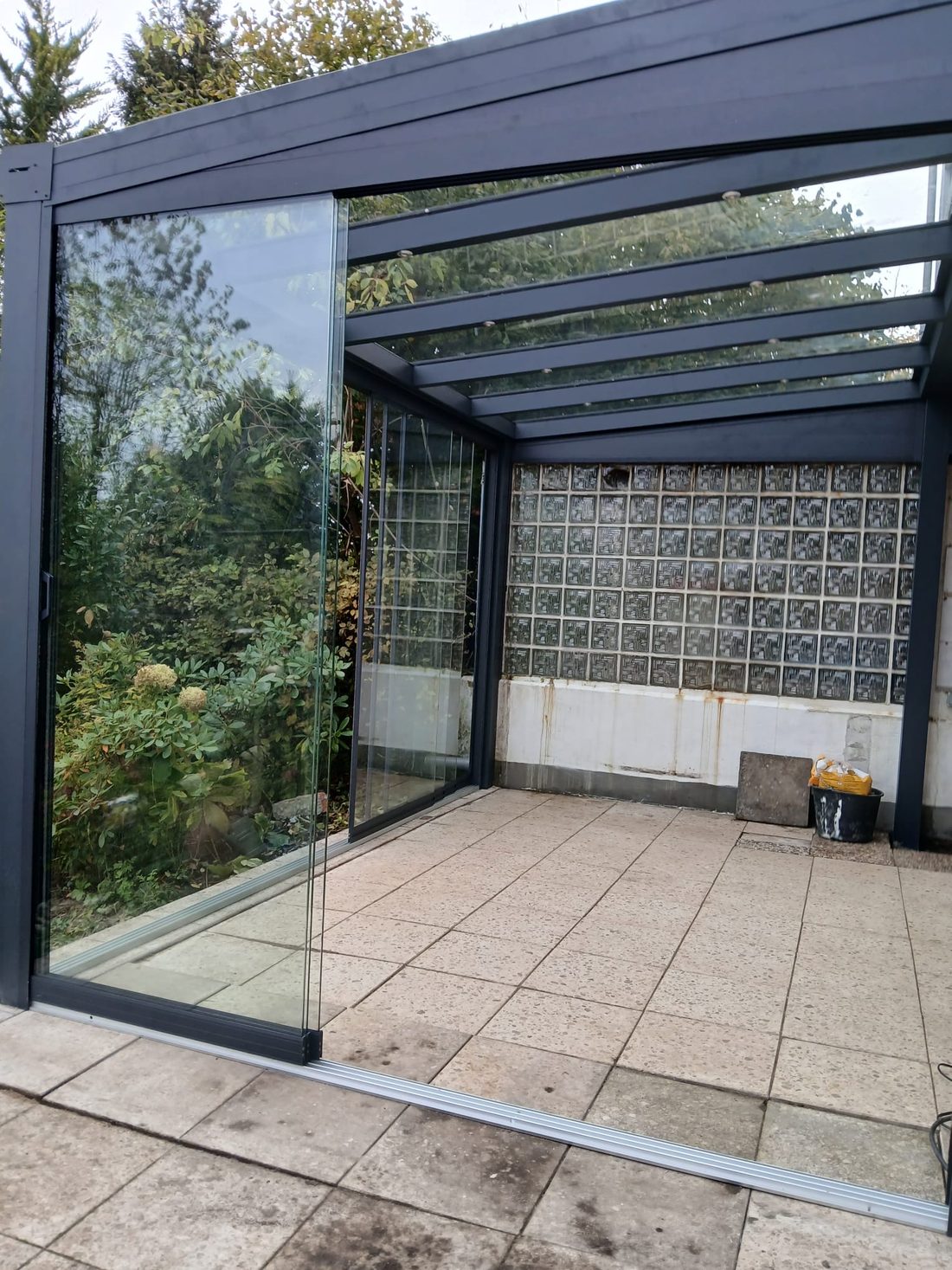 Glasüberdachte Terrasse an einem Wohnhaus in Nordrhein-Westfalen