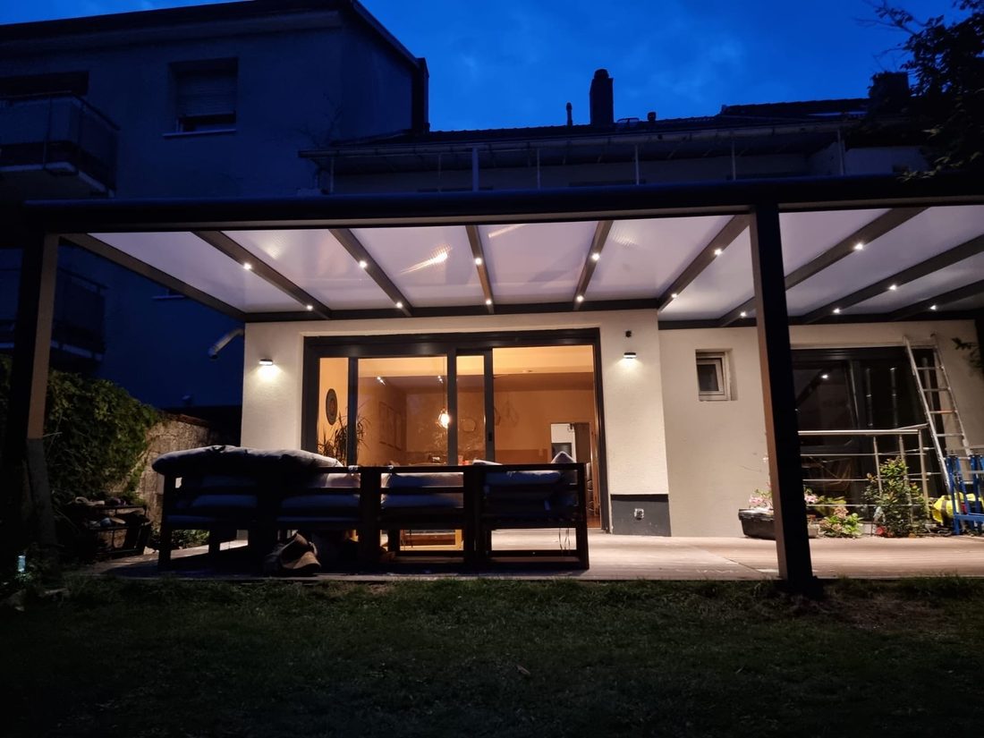 Beleuchtete Terrassenüberdachung in der Abenddämmerung