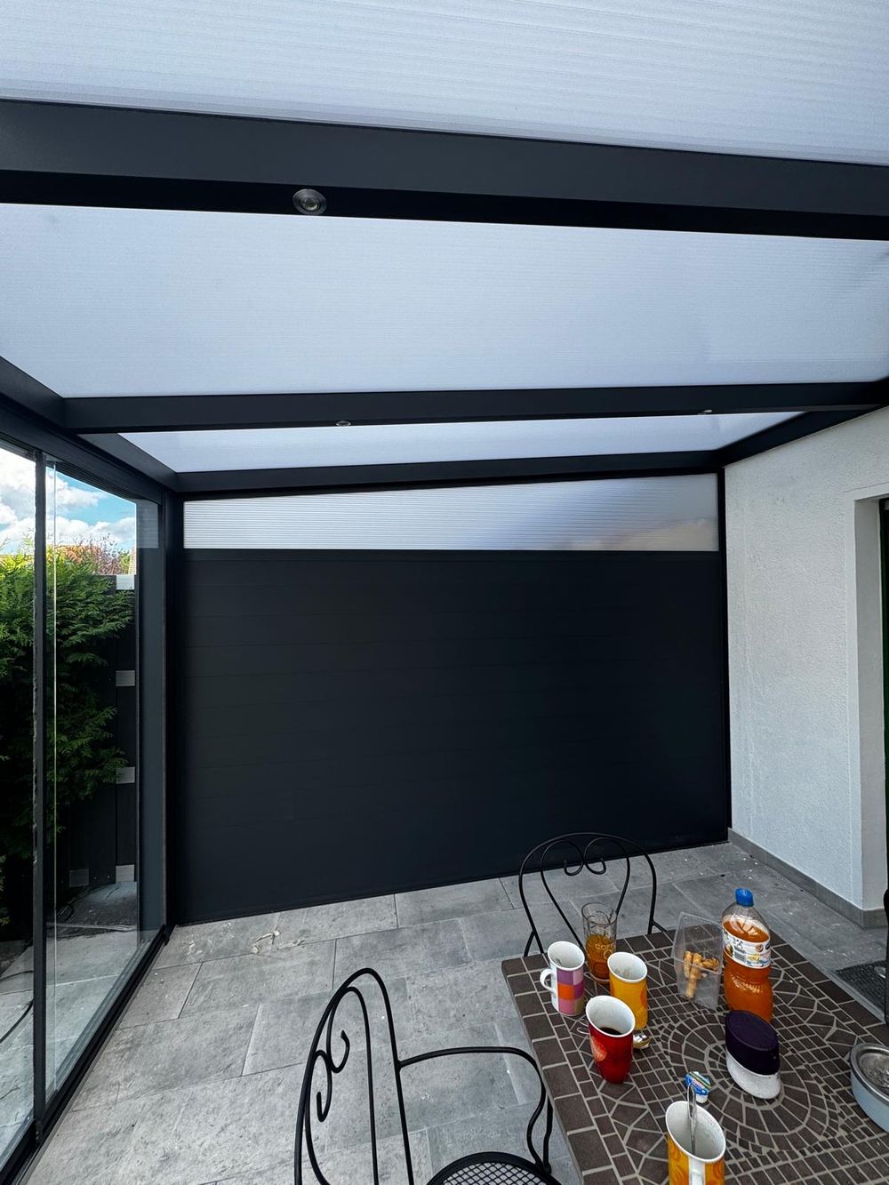 Montage des Glasdachs einer Terrassenüberdachung durch das Fachteam
