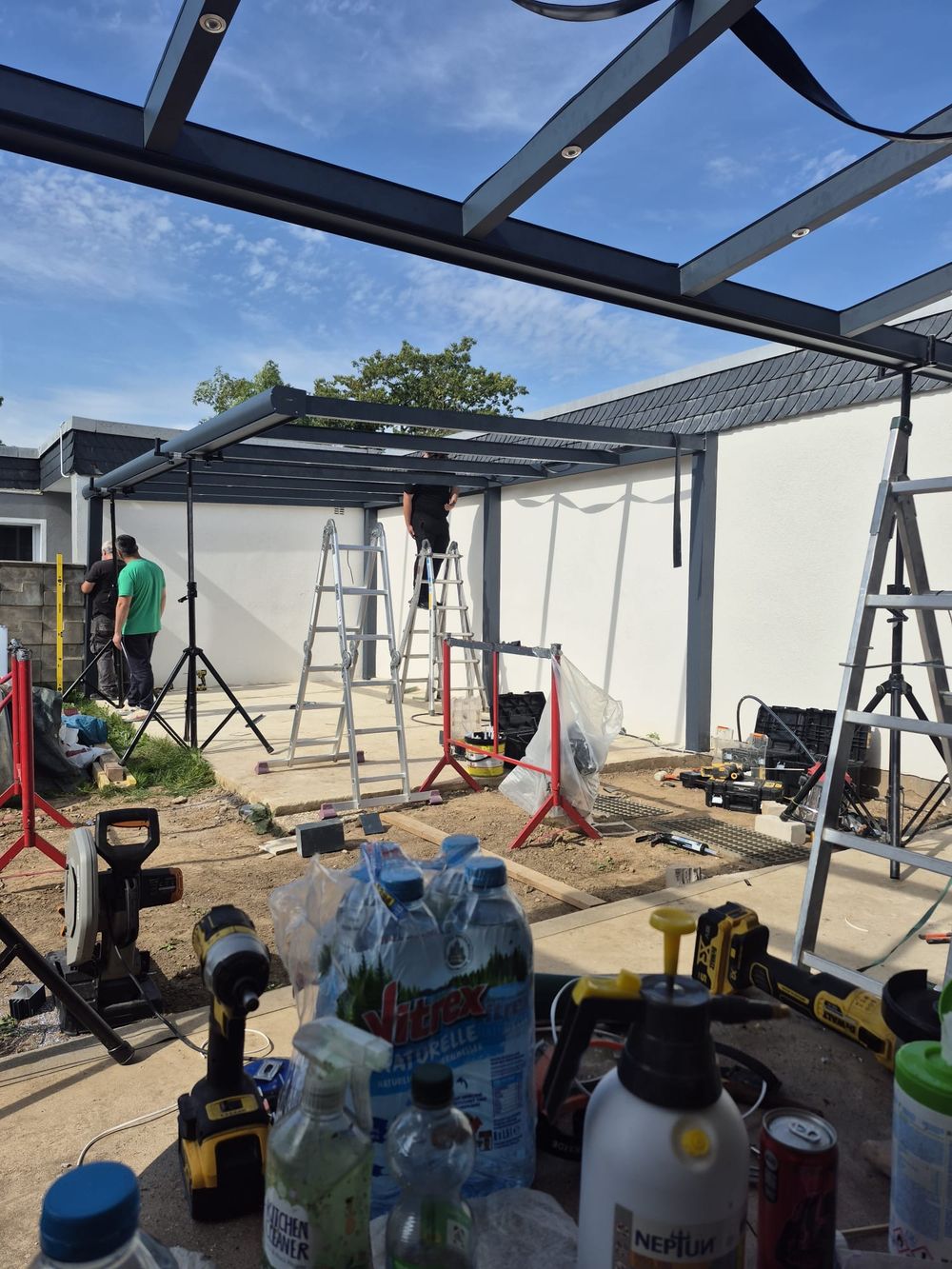 Vorbereitete Baustelle für eine neue Terrassenüberdachung
