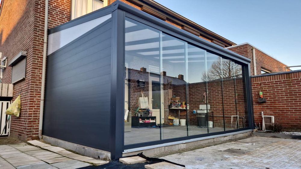 Glaswand im Steel-Look als Abtrennung der Terrasse