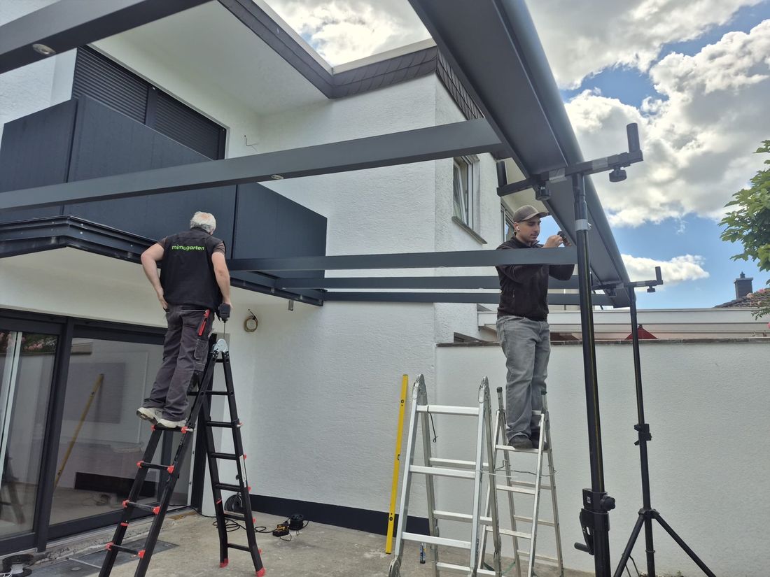 Montage des Glasdachs einer Terrassenüberdachung durch das Fachteam