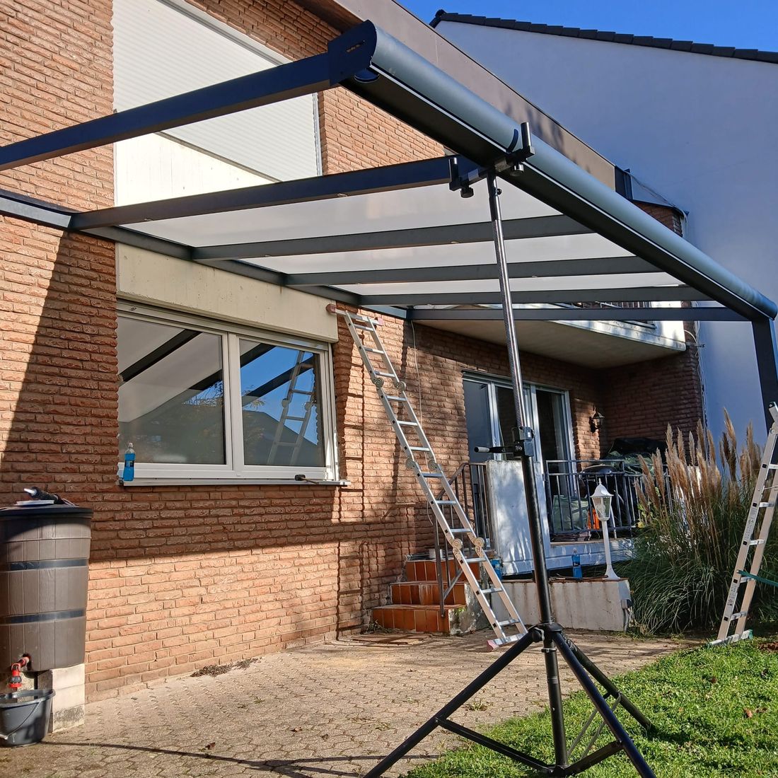 Rohbau einer Terrassenüberdachung – Aluminium-Tragwerk wird aufgebaut