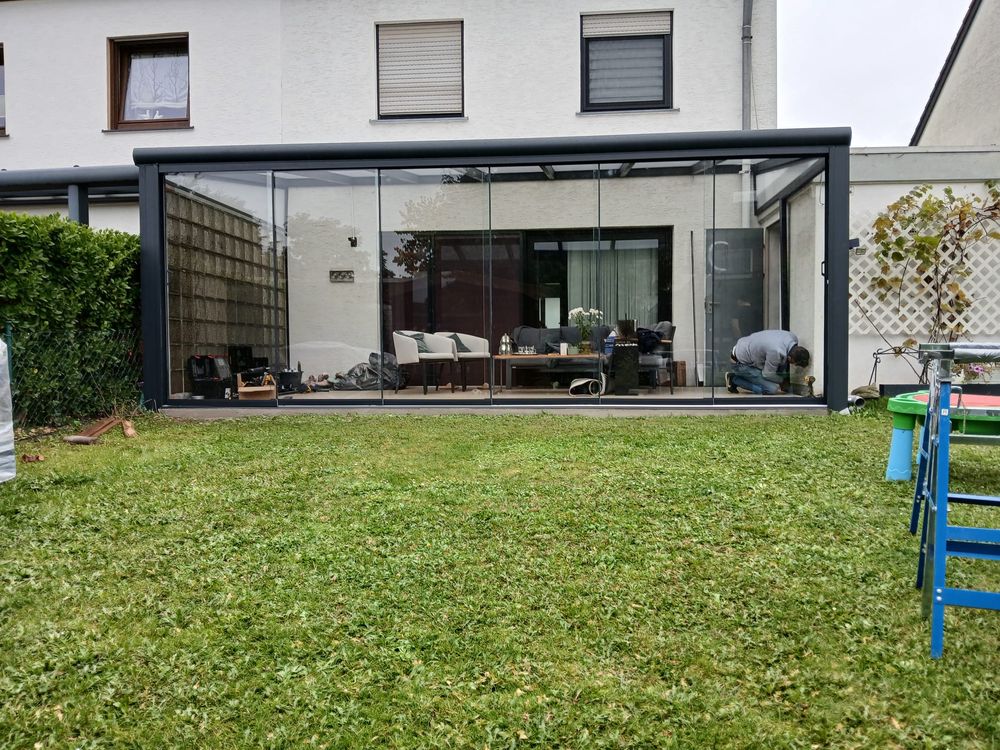 Offene Terrassenüberdachung aus Aluminium an einem Wohnhaus in NRW