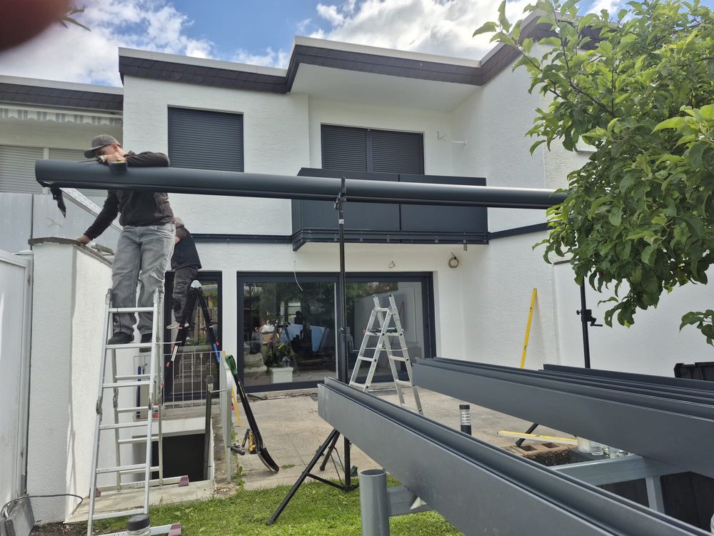 Terrassendach aus Aluminium an einem weißen Wohnhaus