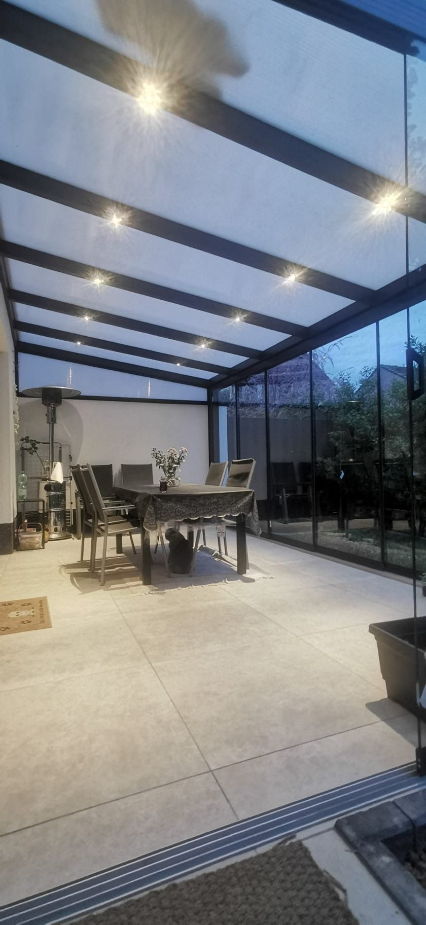 Überdachte Terrasse mit offenem Blick in den Garten