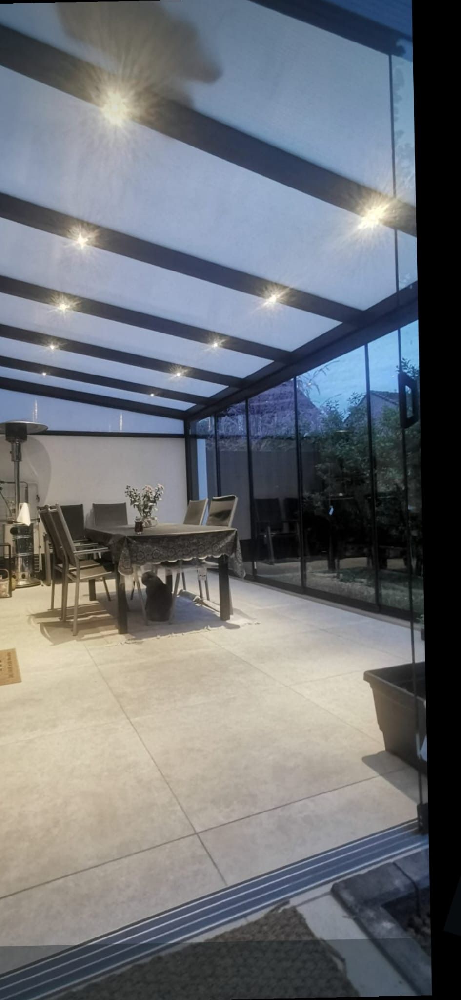 Schlanke Terrassenüberdachung aus Aluminium und Glas