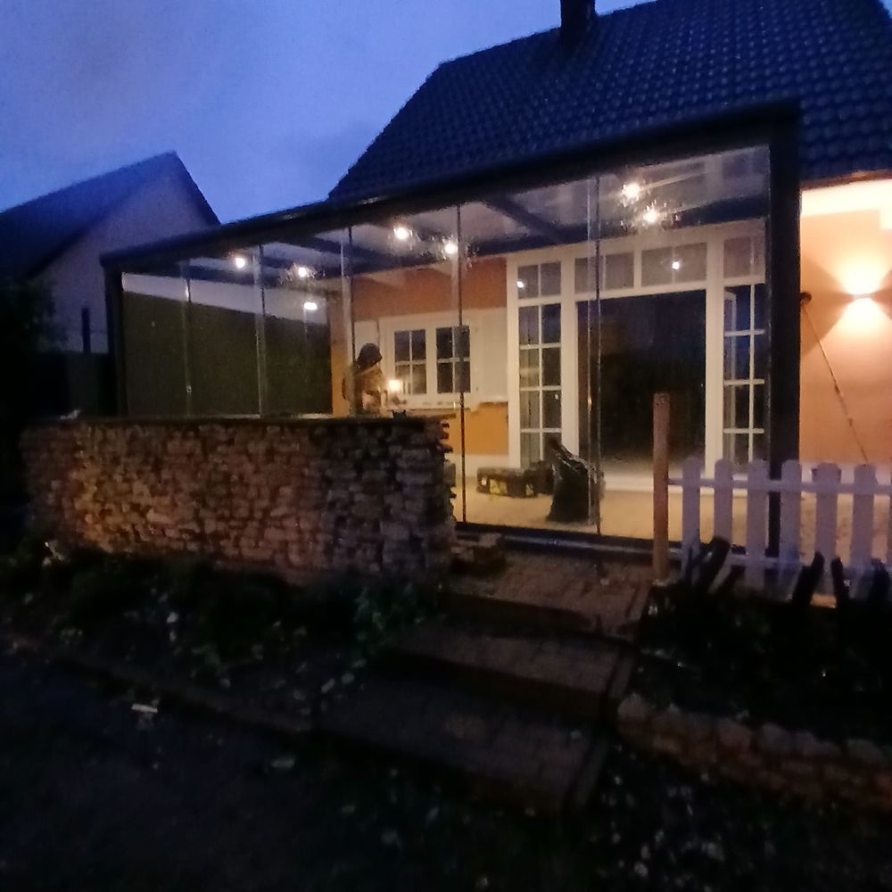 Beleuchtete Terrassenüberdachung in der Abenddämmerung