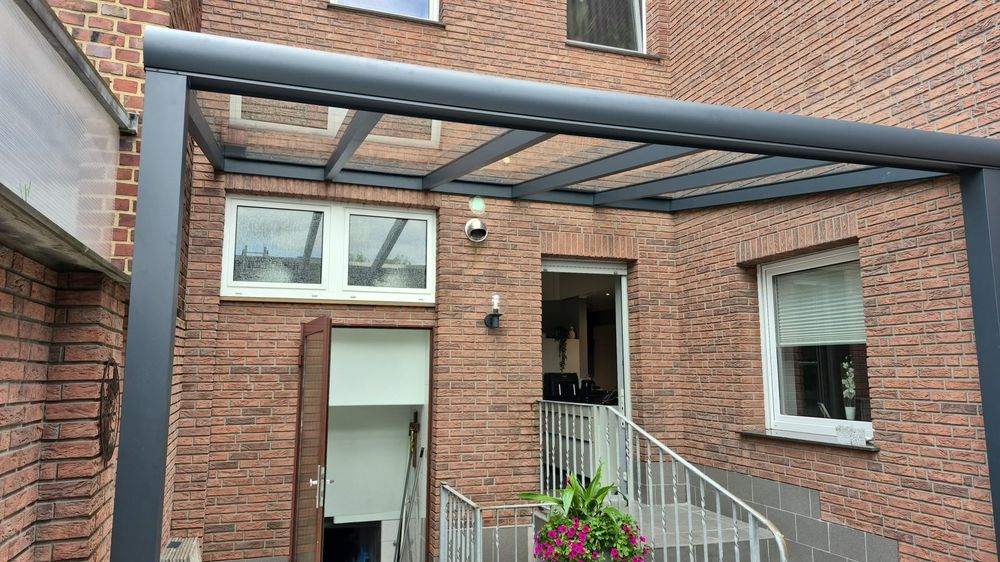 Anthrazitfarbenes Terrassendach mit Glaseindeckung