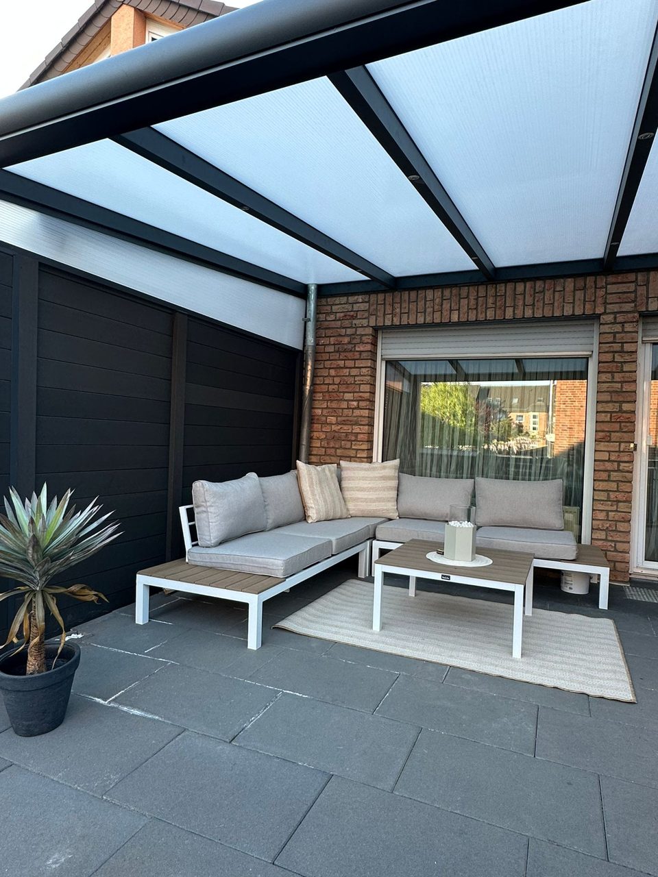 Untersicht einer Terrassenüberdachung aus Aluminium mit lichtdurchlässigem Dach