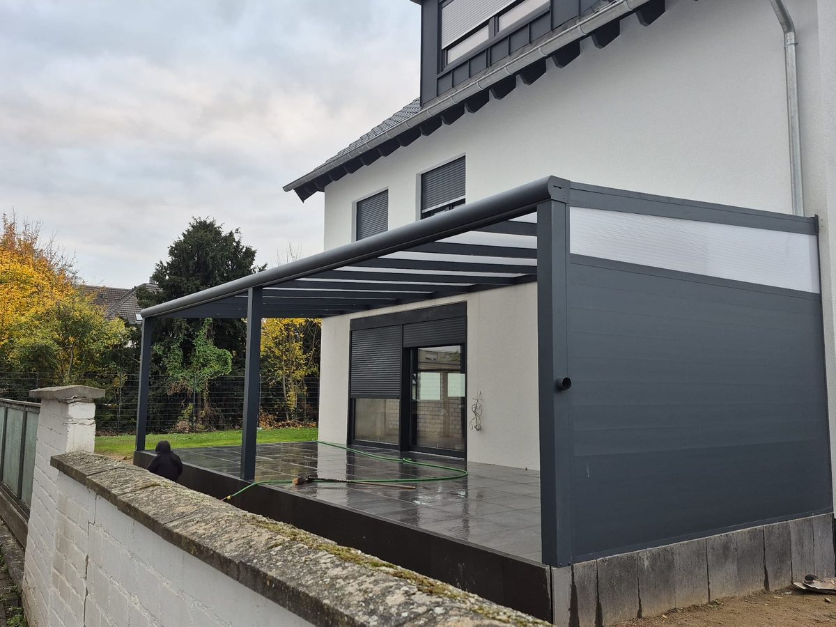 Anthrazitfarbenes Terrassendach aus Aluminium – Projekt von Maß Überdachungen in NRW