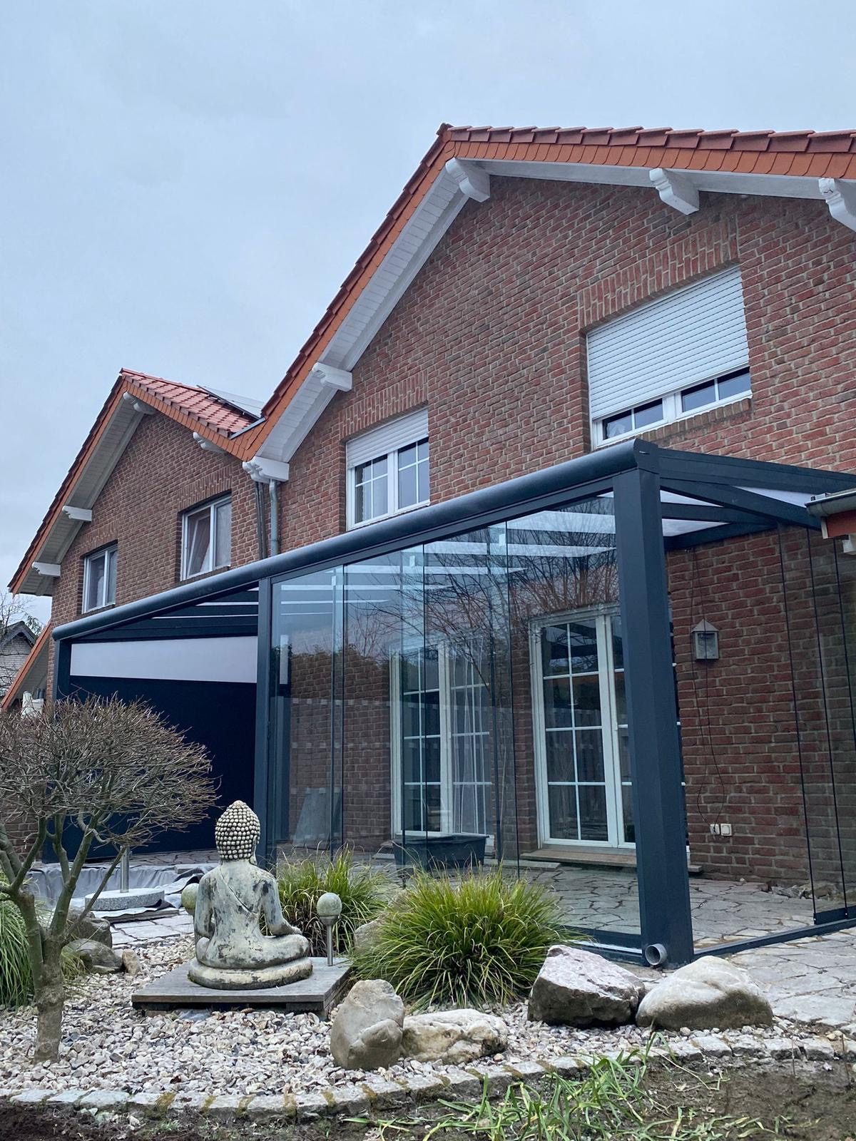 Wintergarten aus Glas und Aluminium als lichtdurchflutete Wohnraum-Erweiterung